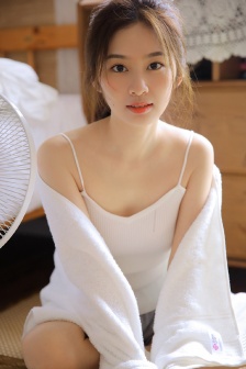 女人POOPING大便A卫生巾
